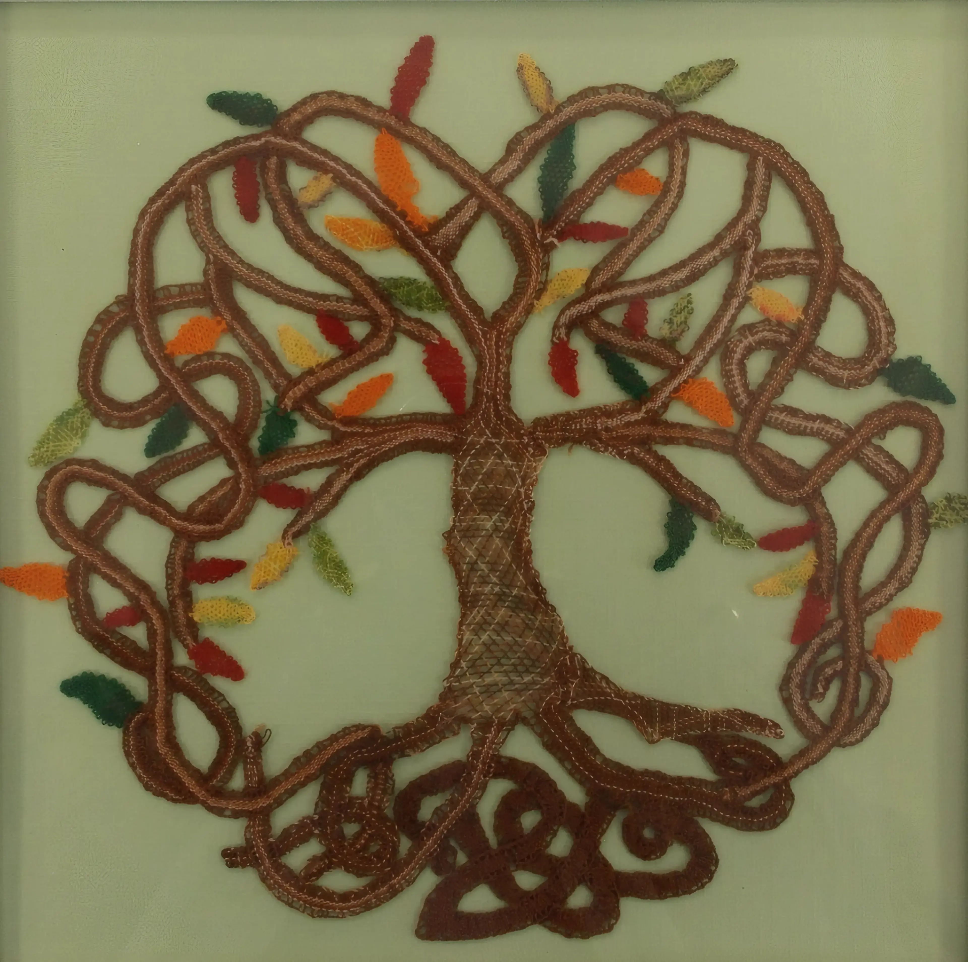 Dentelle aux fuseaux et broderie hardanger — un arbre de fil
