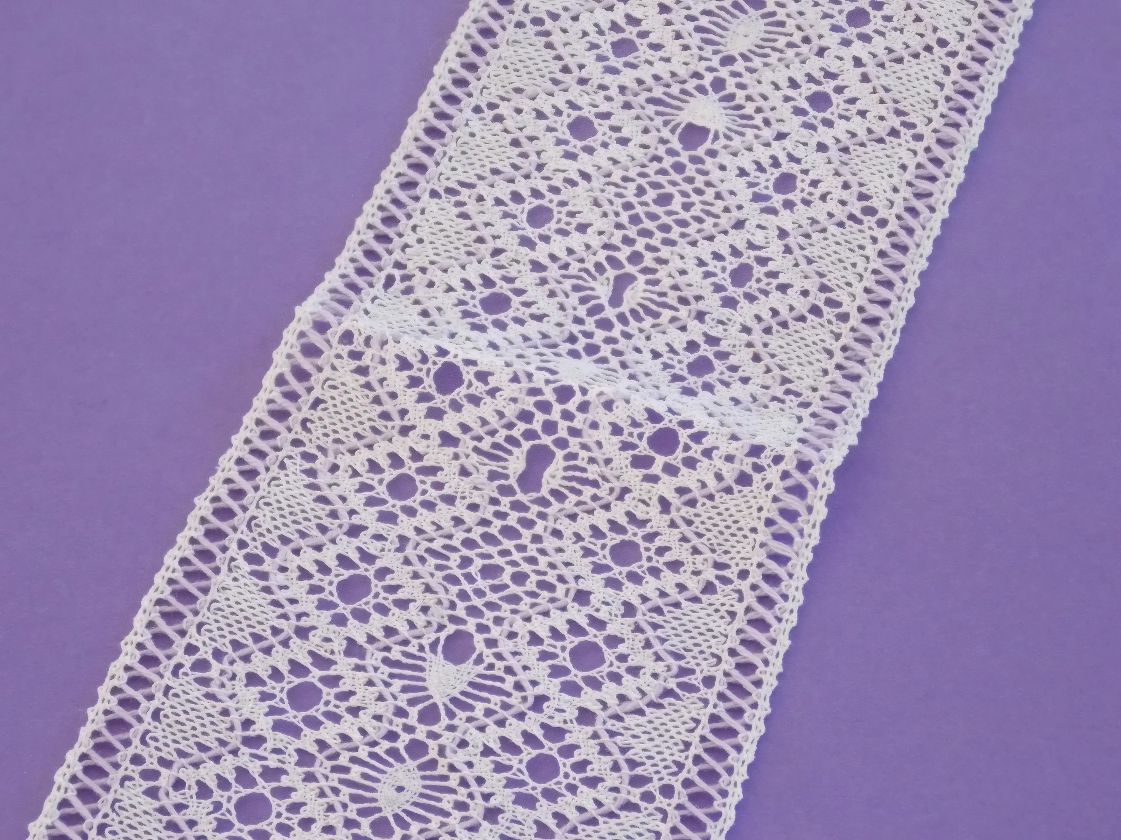 Dentelle aux fuseaux et broderie hardanger — une bande pour les fêtes
