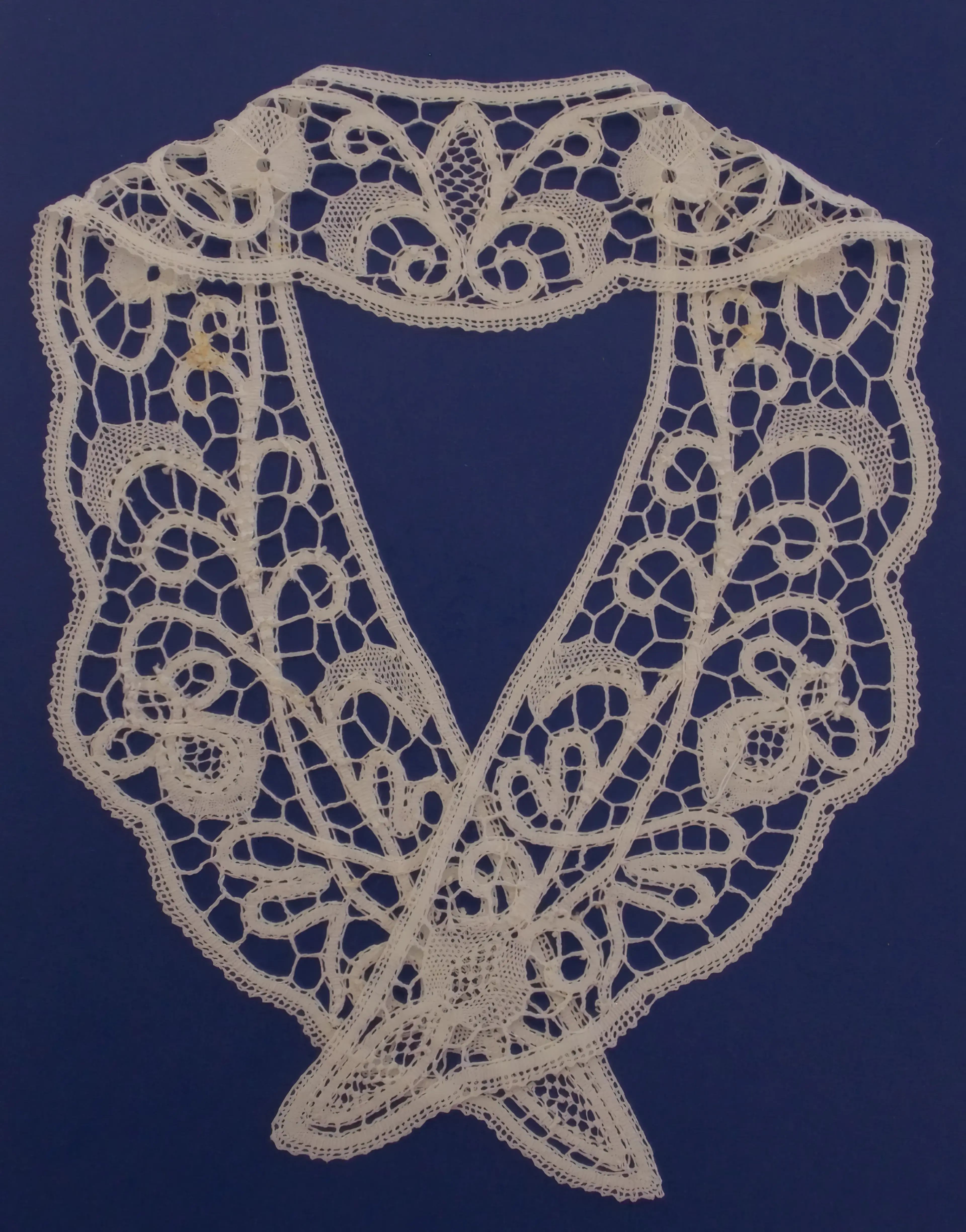 Dentelle aux fuseaux et broderie hardanger — un col tout en dentelle