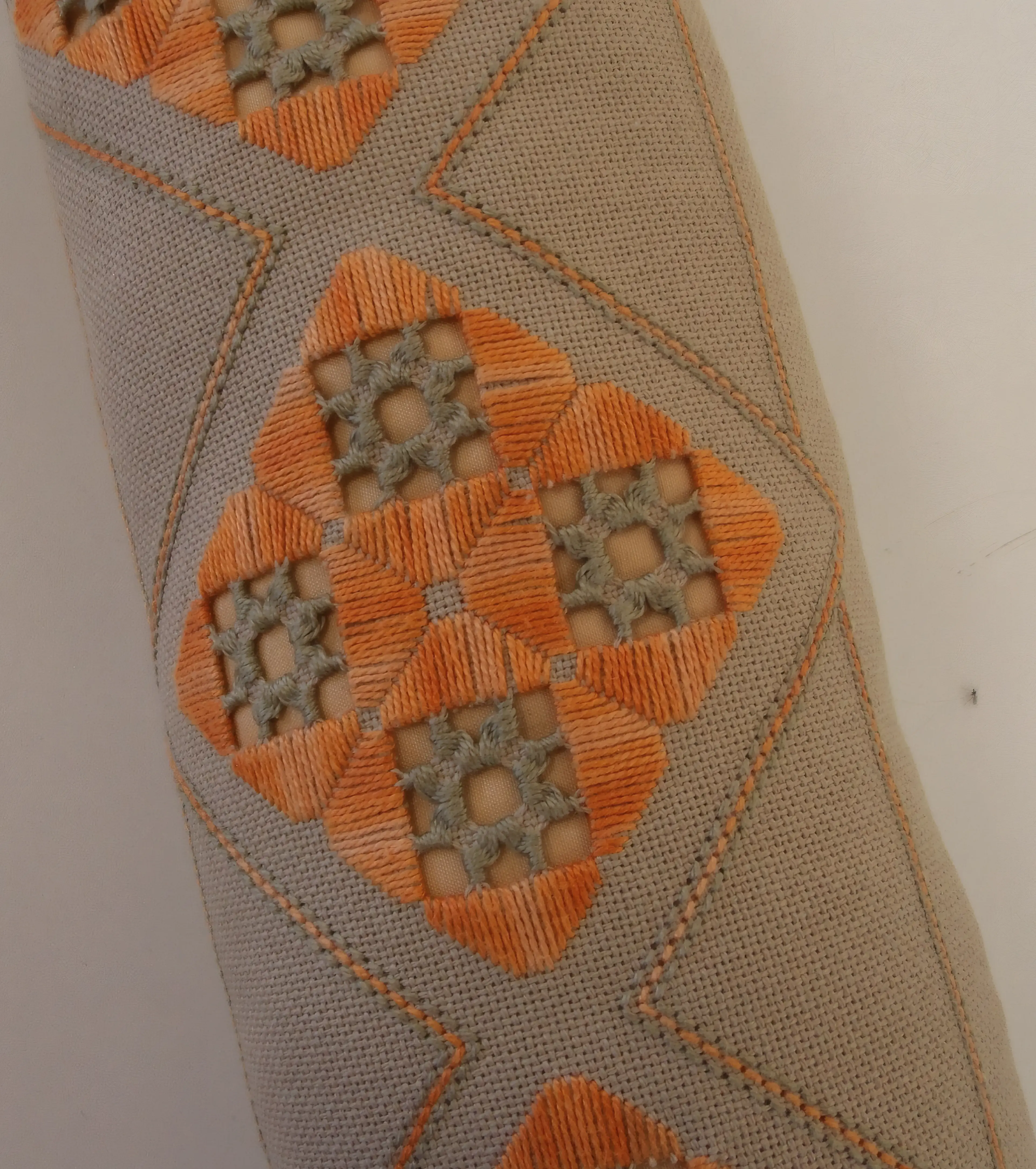 Dentelle aux fuseaux et broderie hardanger — un coussin brodé