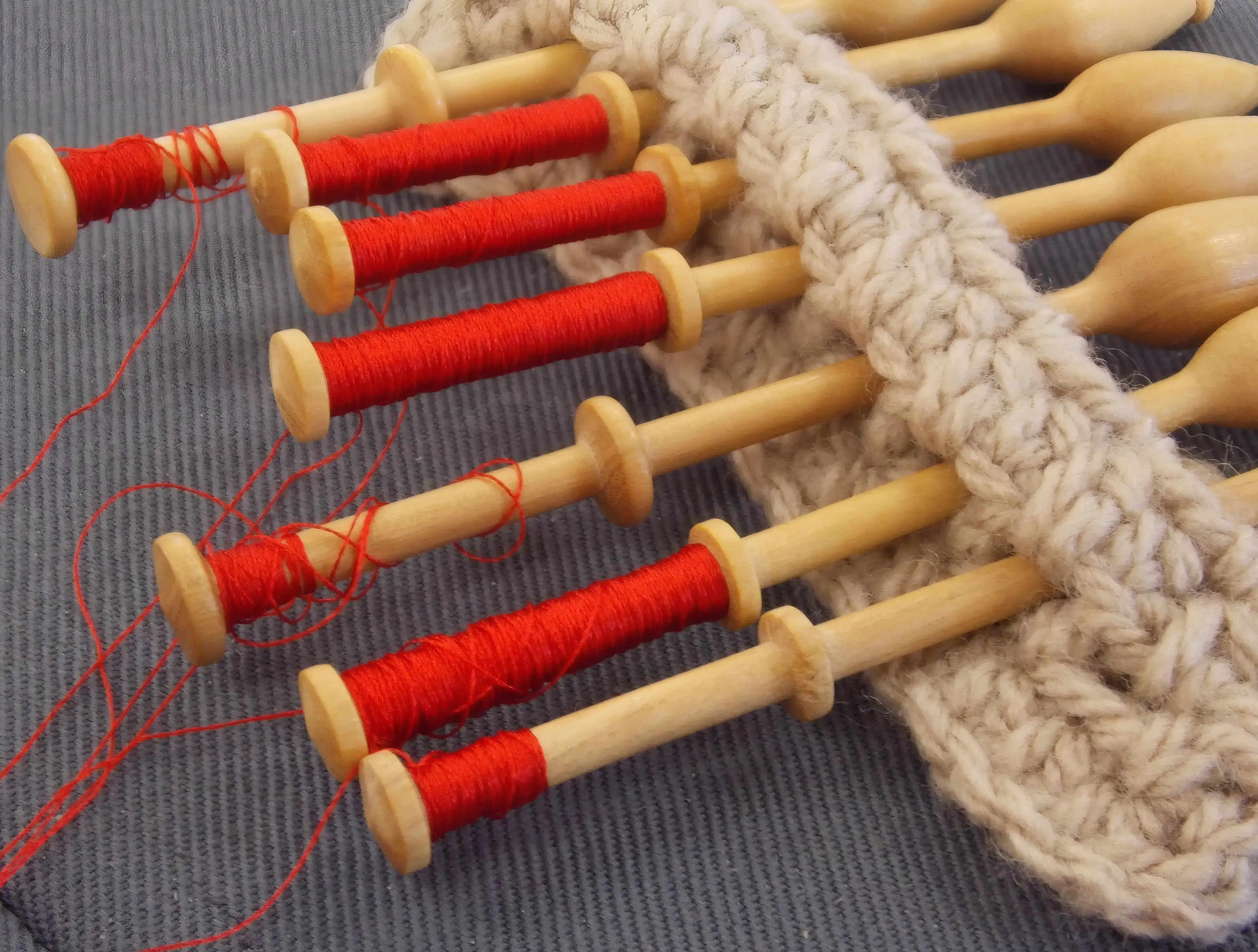Travail de la dentelle et de la broderie hardanger