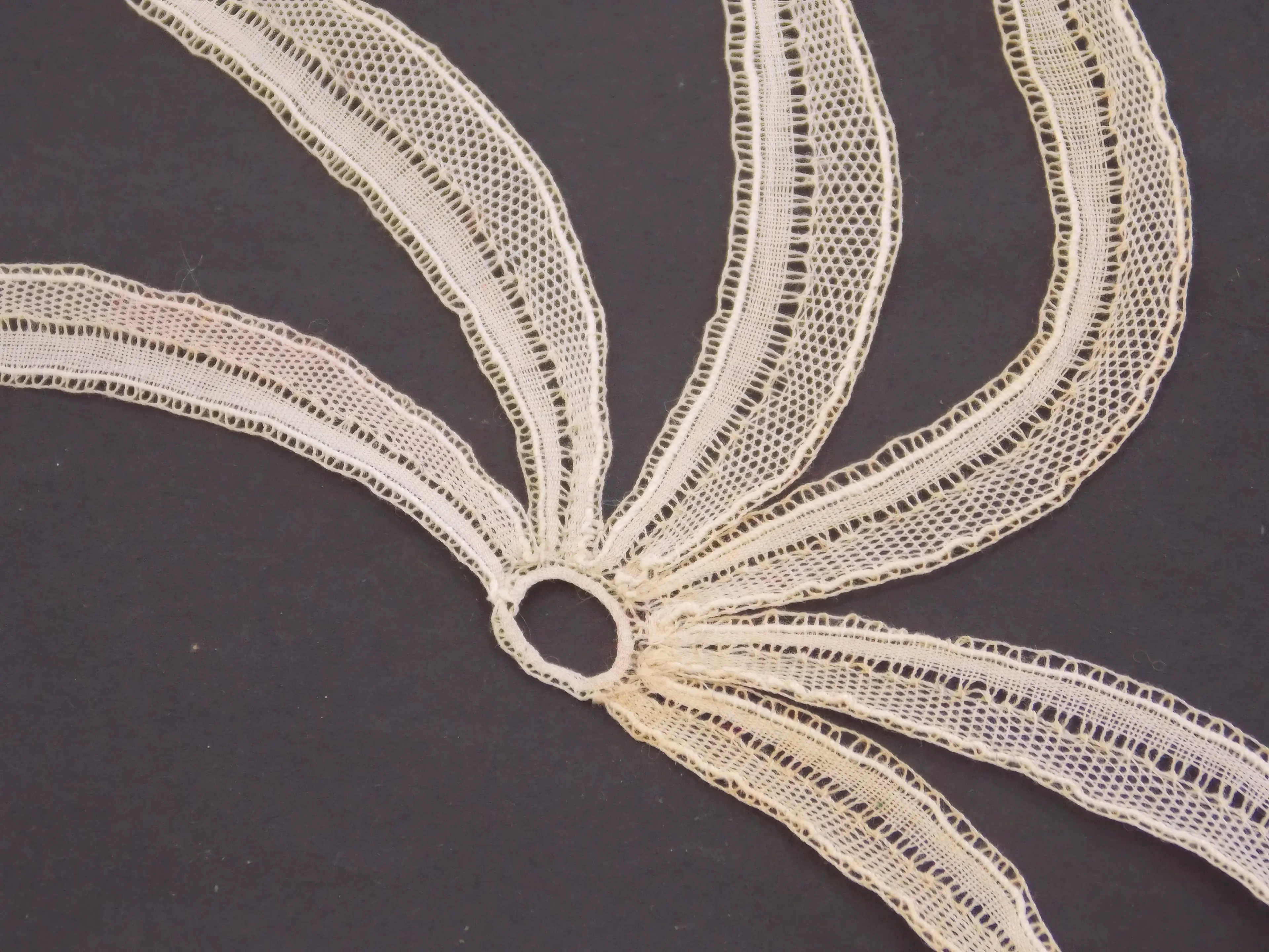 Dentelle aux fuseaux et broderie hardanger — un palmier de fil