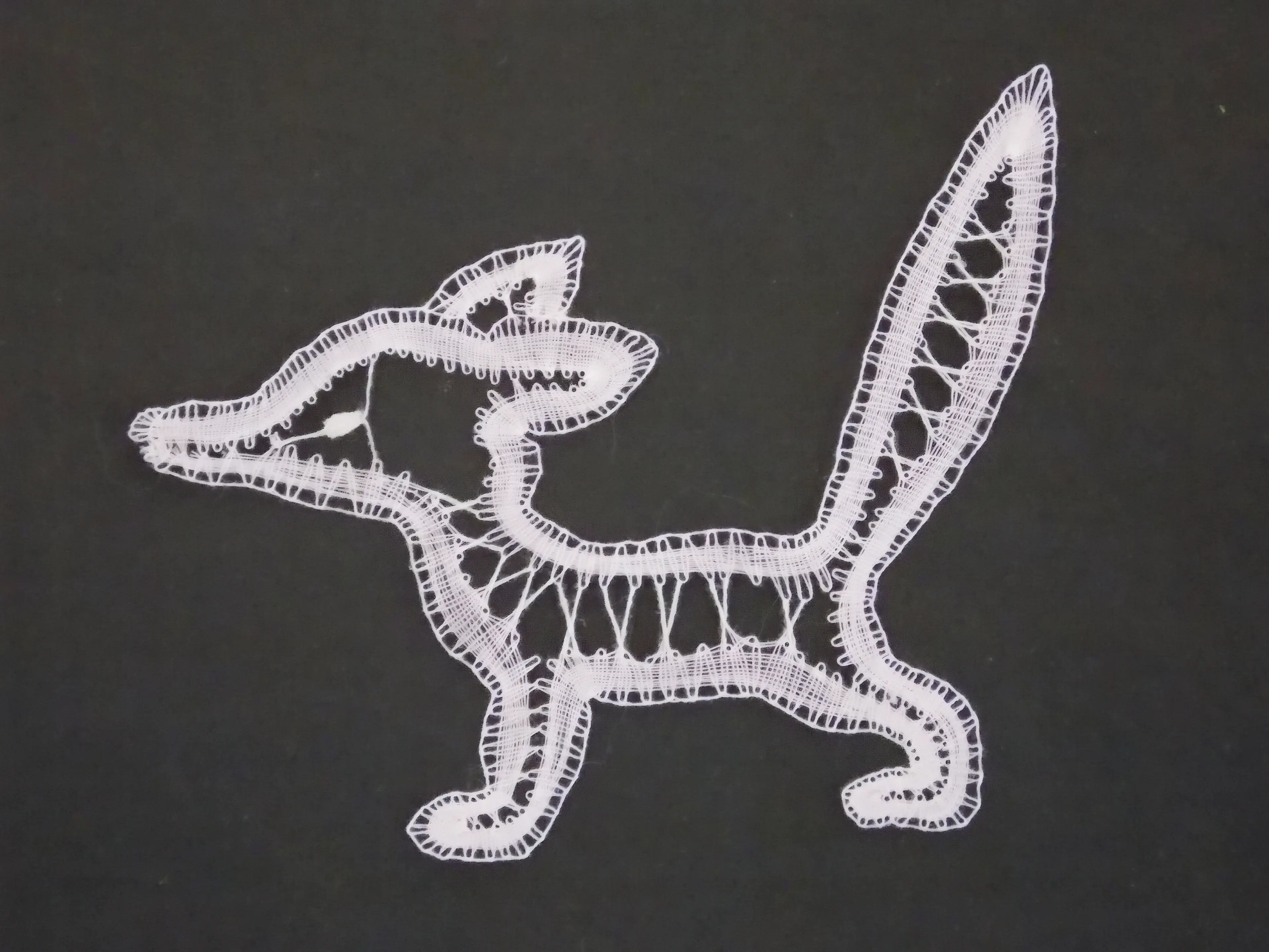 Dentelle aux fuseaux et broderie hardanger — un beau renard